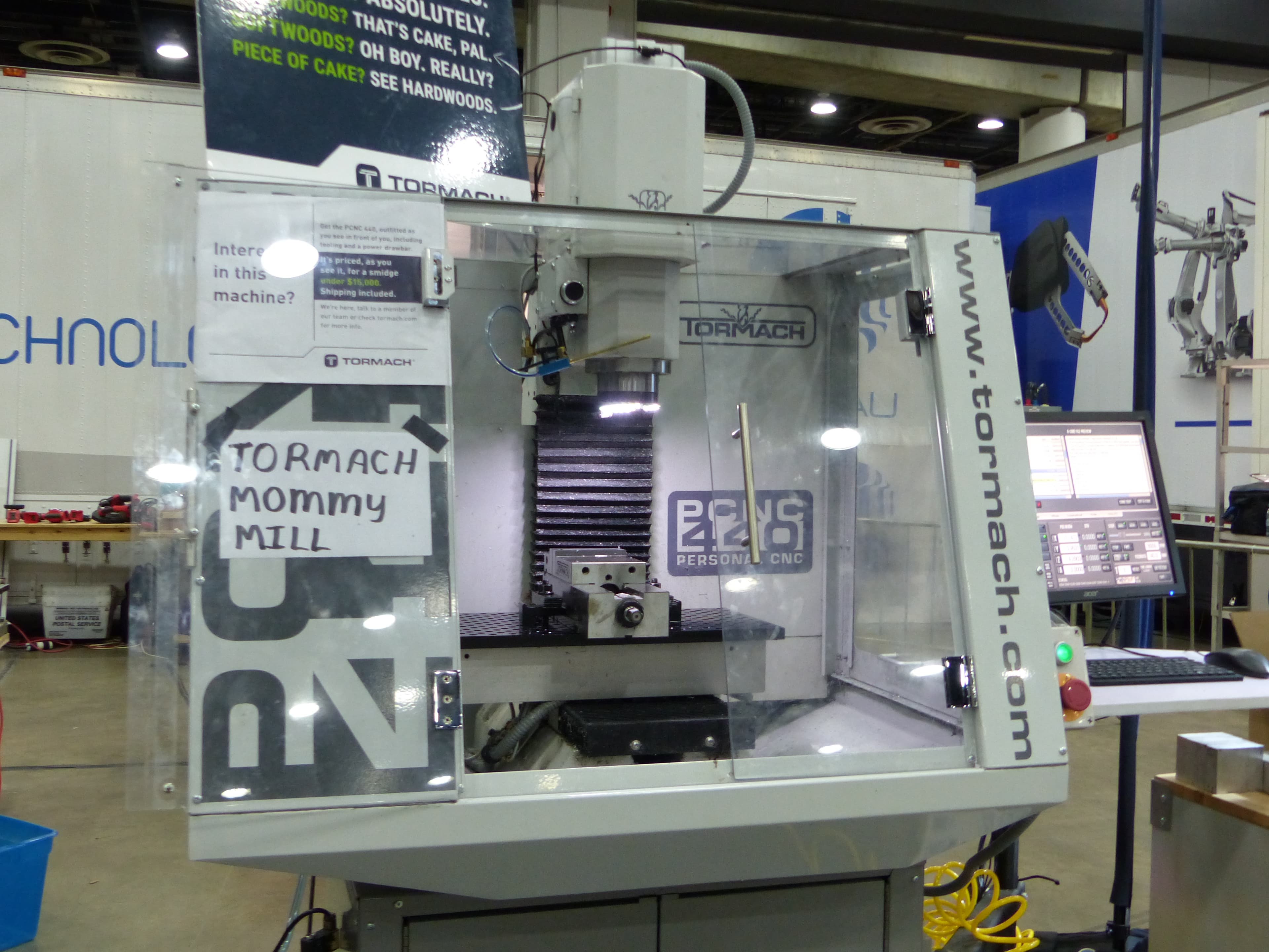 Fresadora CNC a maquinar uma peça metálica