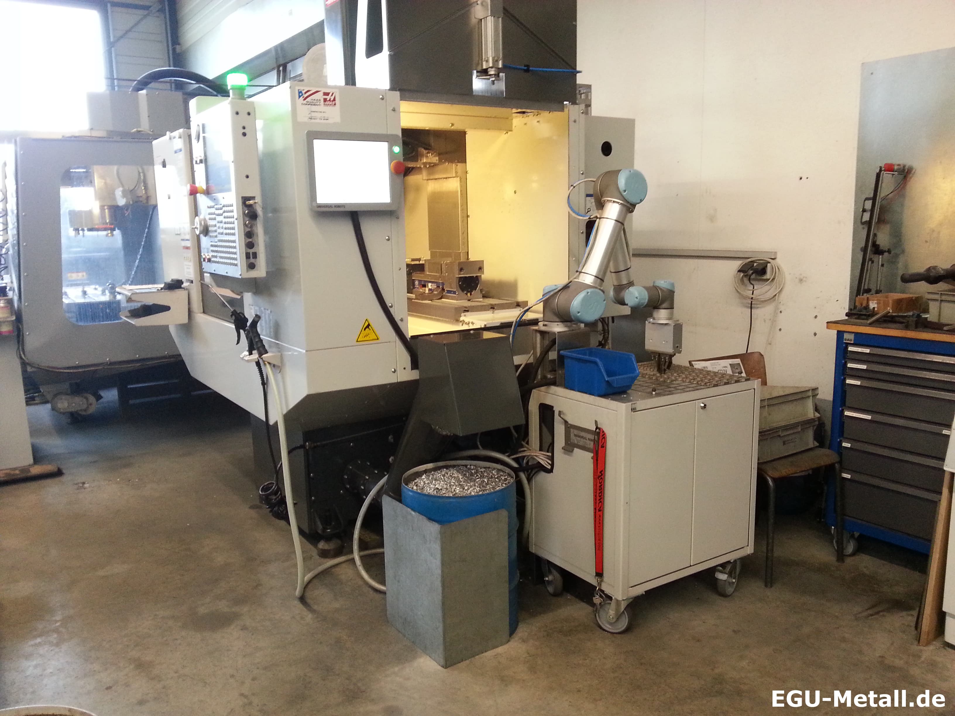 Centro de maquinação CNC com robô de carga e descarga de peças
