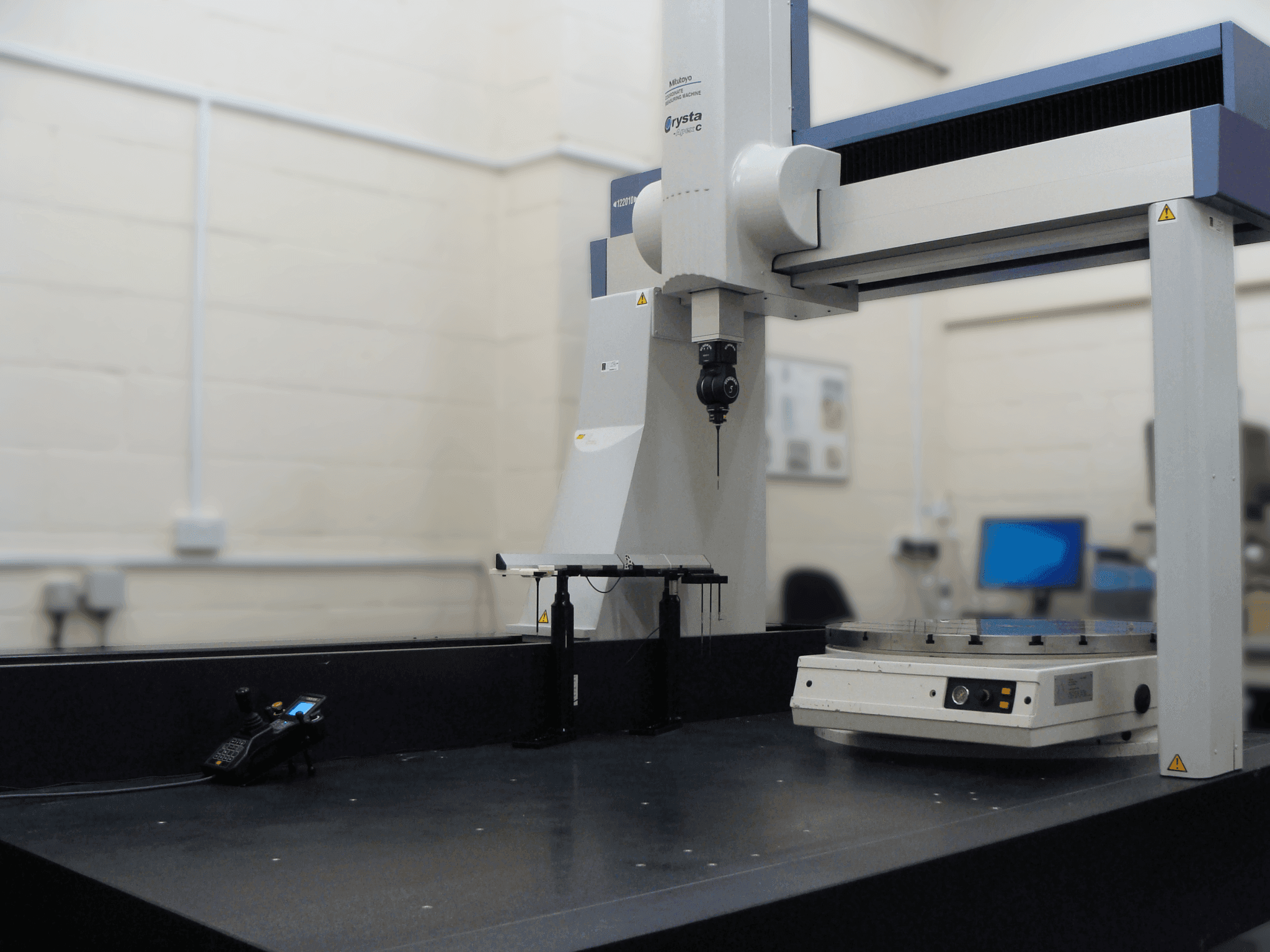 Máquina de medição por coordenadas a inspecionar uma peça de precisão
